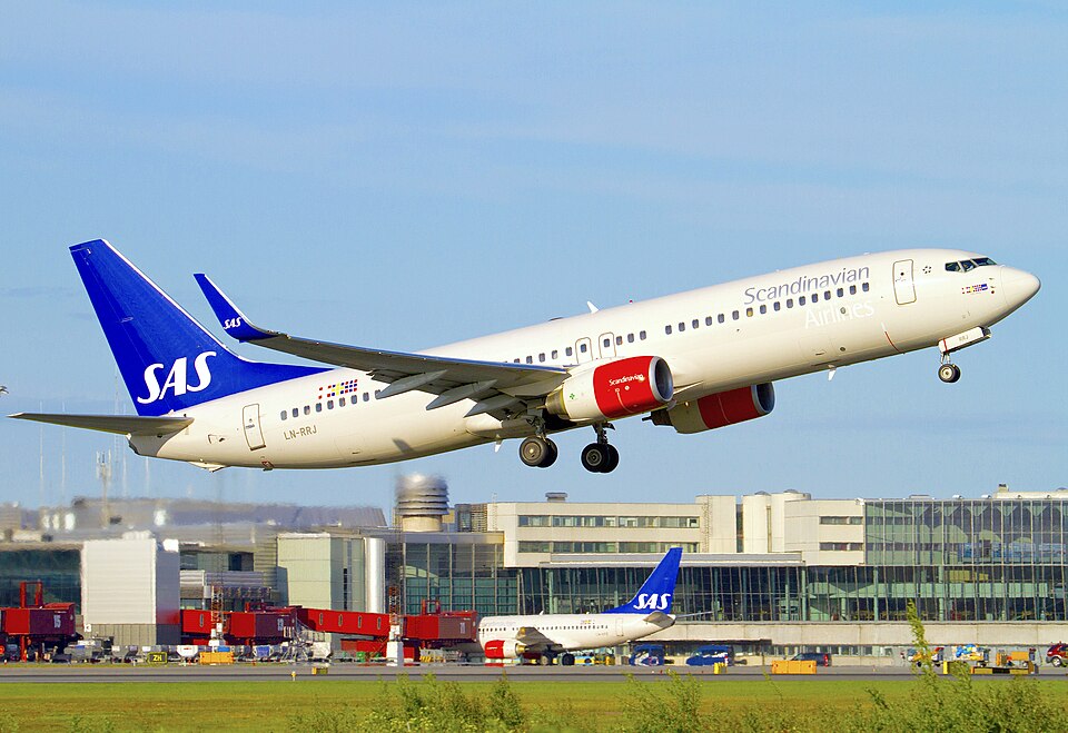 Boeing 737-800 in flight