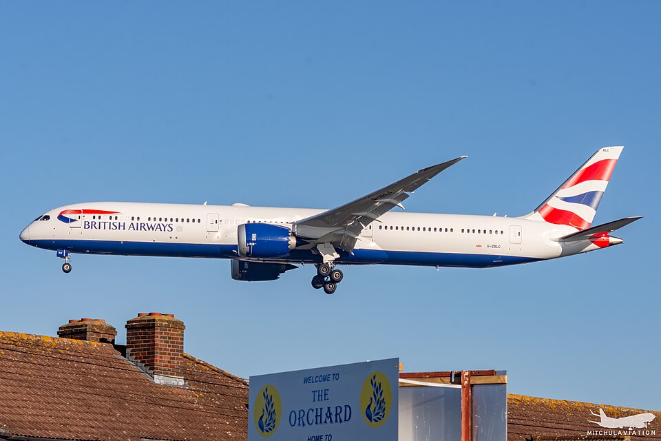 Boeing 787-10 Dreamliner in flight