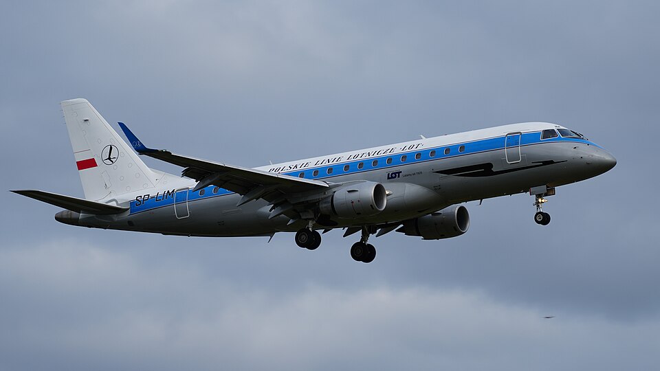 Embraer E175 in flight